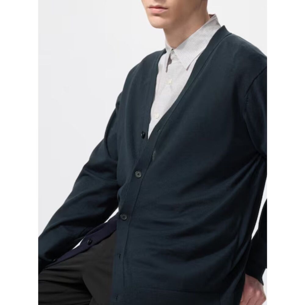 Uniqlo Men's V-Neck Pure Wool Cardigan in Dark Navy blue size medium